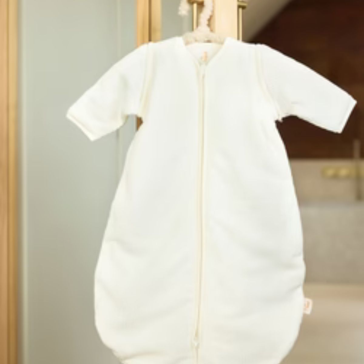 Houd je kleintje warm met de Jollein slaapzak met afritsbare mouwen in rib ivory. Van ademend katoen, ideaal voor elk seizoen, met luxe ribstructuur en een praktische ritssluiting. Perfect voor de babyuitzet. VanZus