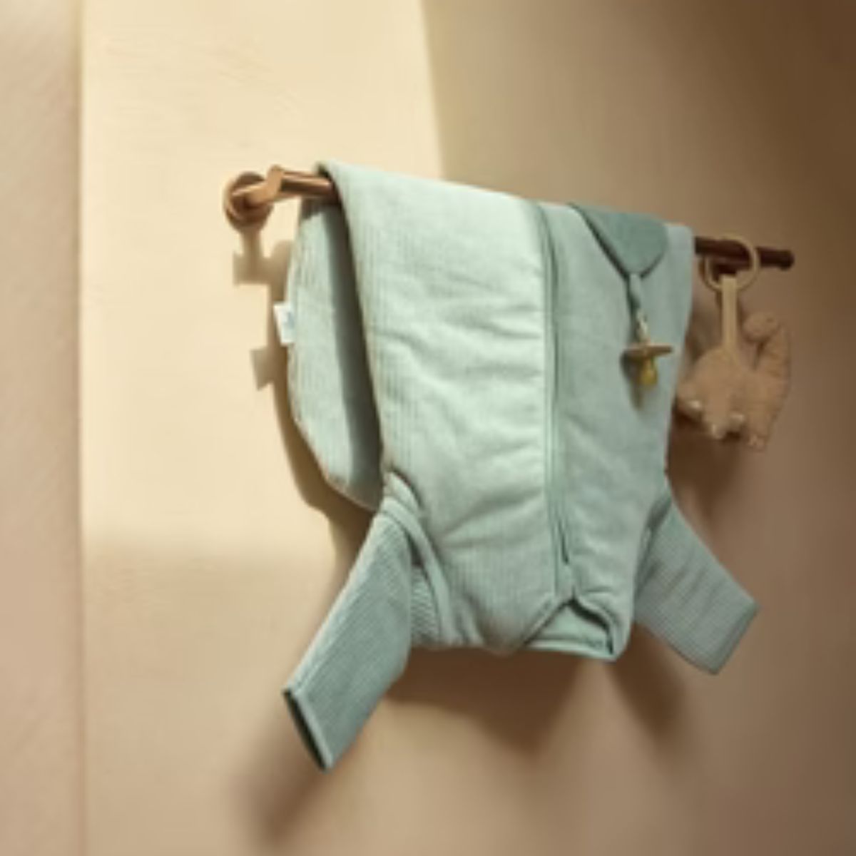 Houd je kleintje warm met de Jollein slaapzak met afritsbare mouwen in rib sea green. Van ademend katoen, ideaal voor elk seizoen, met luxe ribstructuur en een praktische ritssluiting. Perfect voor de babyuitzet. VanZus