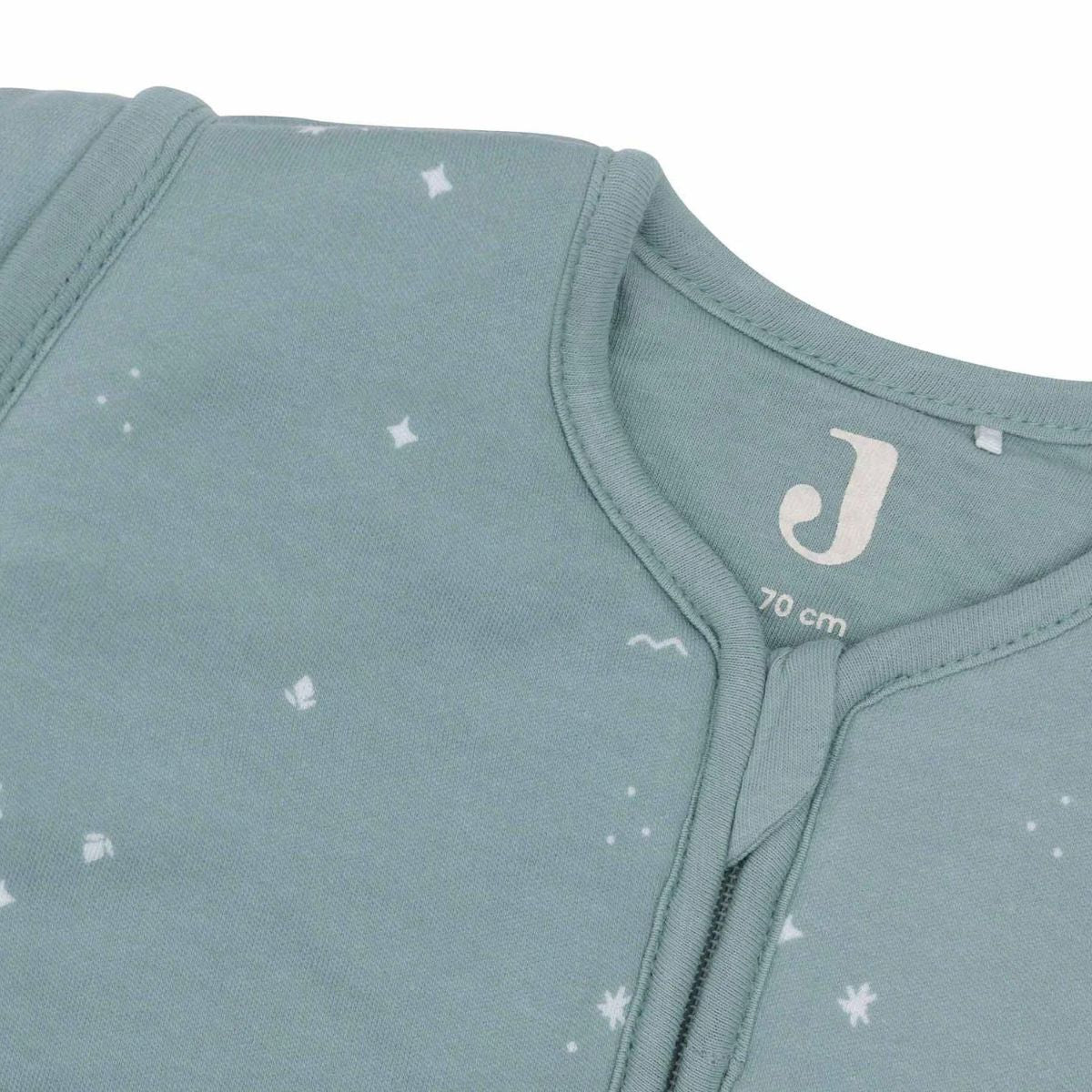 Houd je kleintje comfortabel met de Jollein slaapzak twinkling sea green. Met afritsbare mouwen, ideaal voor elk seizoen. Gemaakt van ademend katoen. Met stoere sterrenprint en veilige ritssluiting. VanZus