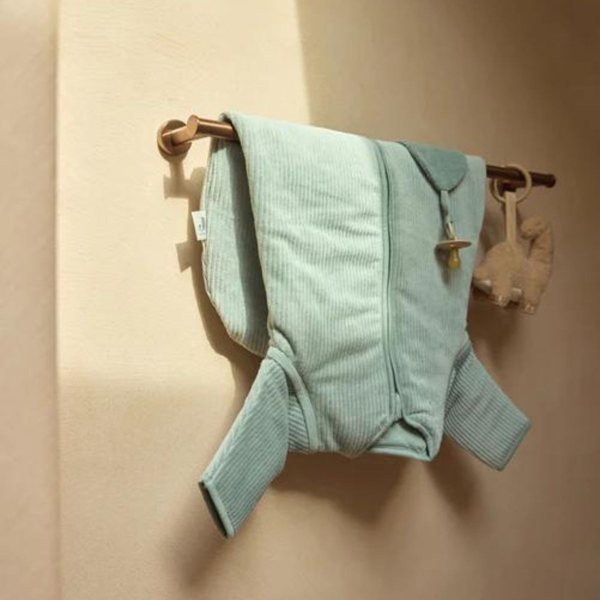 Dit zachte speendoekje in sea green van Jollein biedt comfort en knuffelplezier. Het blaadje-vormige ontwerp en knoopje helpen je baby in slaap vallen. Ook verkrijgbaar in wild rose. VanZus