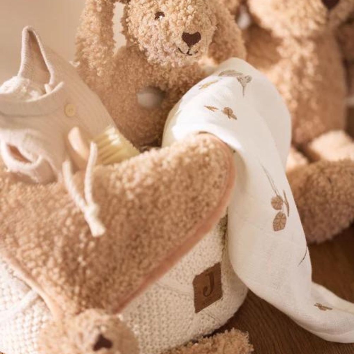 Verlies nooit meer een speentje met het bunny riverside speendoekje van Jollein. Dit schattige konijntje, met geborduurd hartje en zachte stof, houdt het speentje bij de hand en biedt knuffelplezier. VanZus