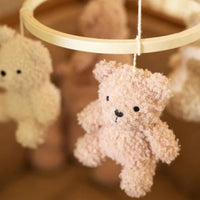 Voeg rust en stijl toe aan de babykamer met de Jollein teddy bear mobiel in wild rose/naturel. Met draaiende teddyberen voor kalmering en vermaak. Eenvoudig te bevestigen. Leuk als cadeau. VanZus