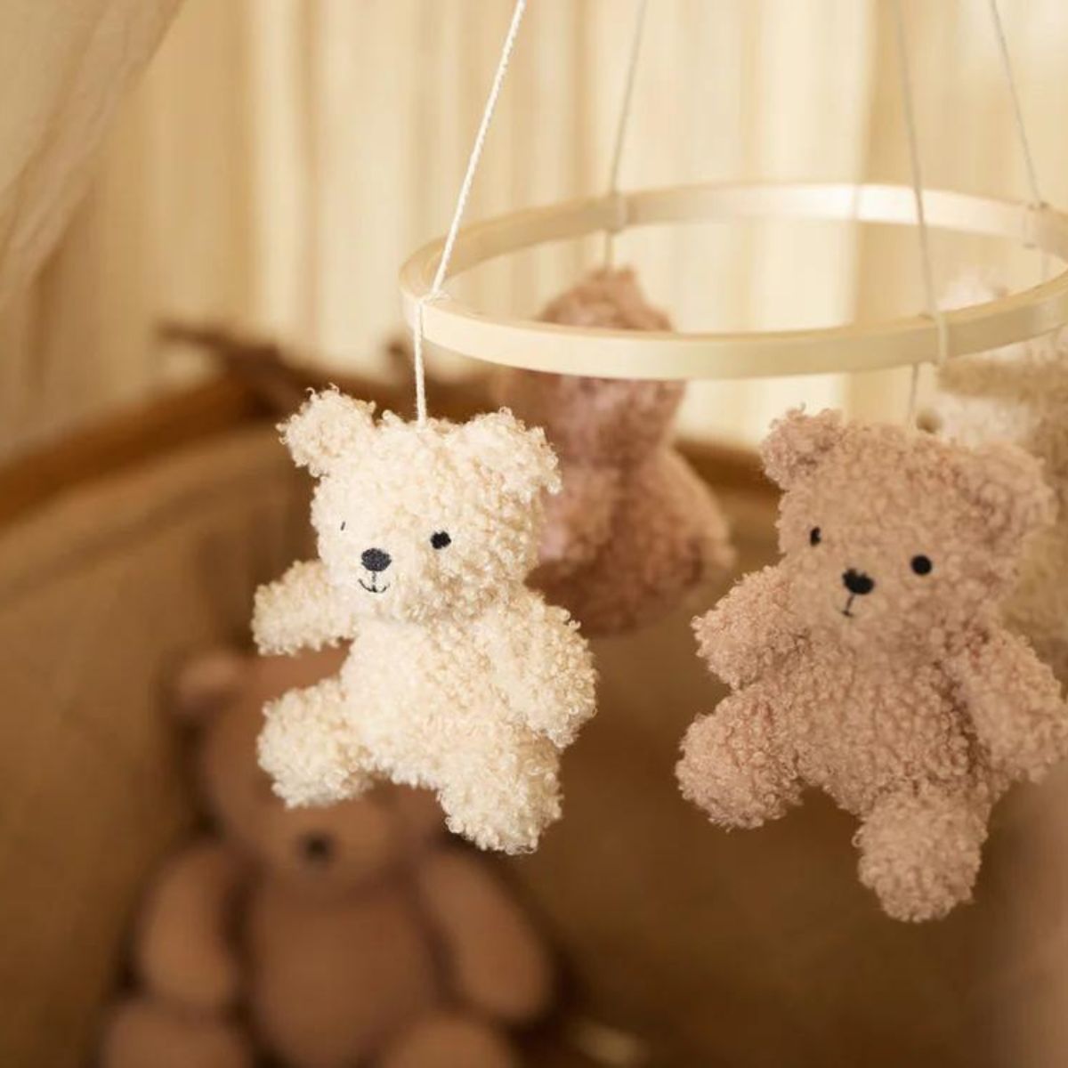 Voeg rust en stijl toe aan de babykamer met de Jollein teddy bear mobiel in wild rose/naturel. Met draaiende teddyberen voor kalmering en vermaak. Eenvoudig te bevestigen. Leuk als cadeau. VanZus