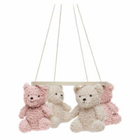 Voeg rust en stijl toe aan de babykamer met de Jollein teddy bear mobiel in wild rose/naturel. Met draaiende teddyberen voor kalmering en vermaak. Eenvoudig te bevestigen. Leuk als cadeau. VanZus