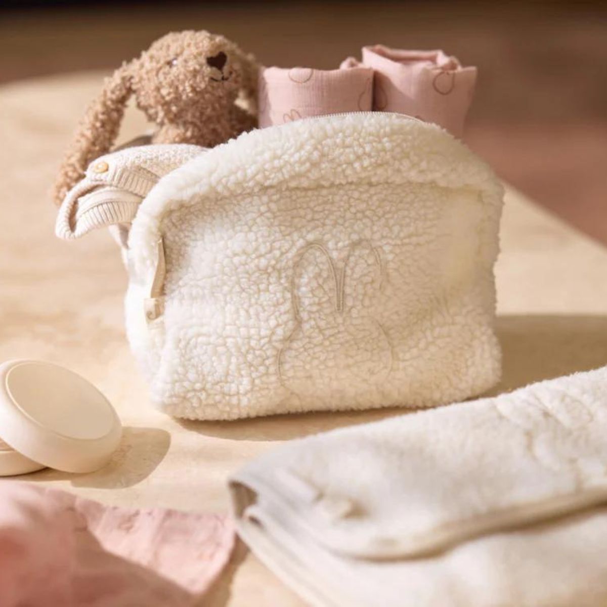 Kijk het schattige teddy miffy toilettasje in oatmeal van Jollein. Ideaal voor babyspullen, make-up of kleine benodigdheden. Van zachte teddy-stof met Nijntje gezichtje. Perfect cadeau. VanZus