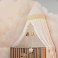 Het kamertje van jouw kleintje wordt nog gezellig met deze vintage klamboe in boho lace ivory van het merk Jollein. Deze klamboe heeft een mooie off-white kleur is voorzien van schattige kanten details aan de bovenkant. VanZus