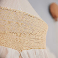 Het kamertje van jouw kleintje wordt nog gezellig met deze vintage klamboe in boho lace ivory van het merk Jollein. Deze klamboe heeft een mooie off-white kleur is voorzien van schattige kanten details aan de bovenkant. VanZus
