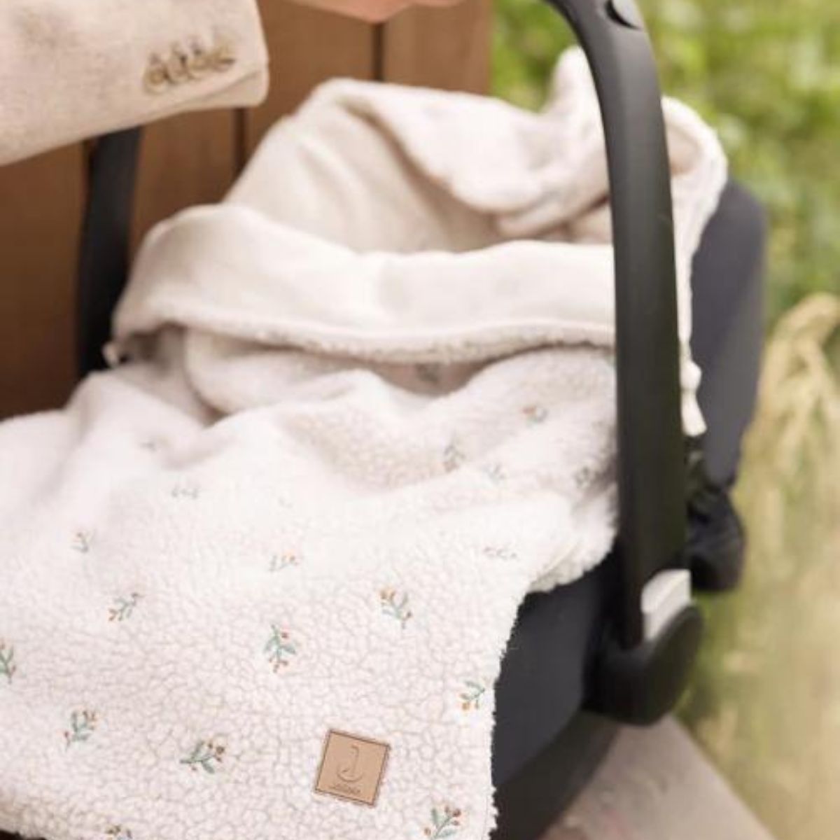 Houd je kleintje warm met de Jollein voetenzak teddy lovely. Deze luxe voetenzak van teddy-stof heeft een afneembare bovenkant en ritssluiting, en is ideaal voor kinderwagens en autostoelen. Ook leuk als cadeau. VanZus