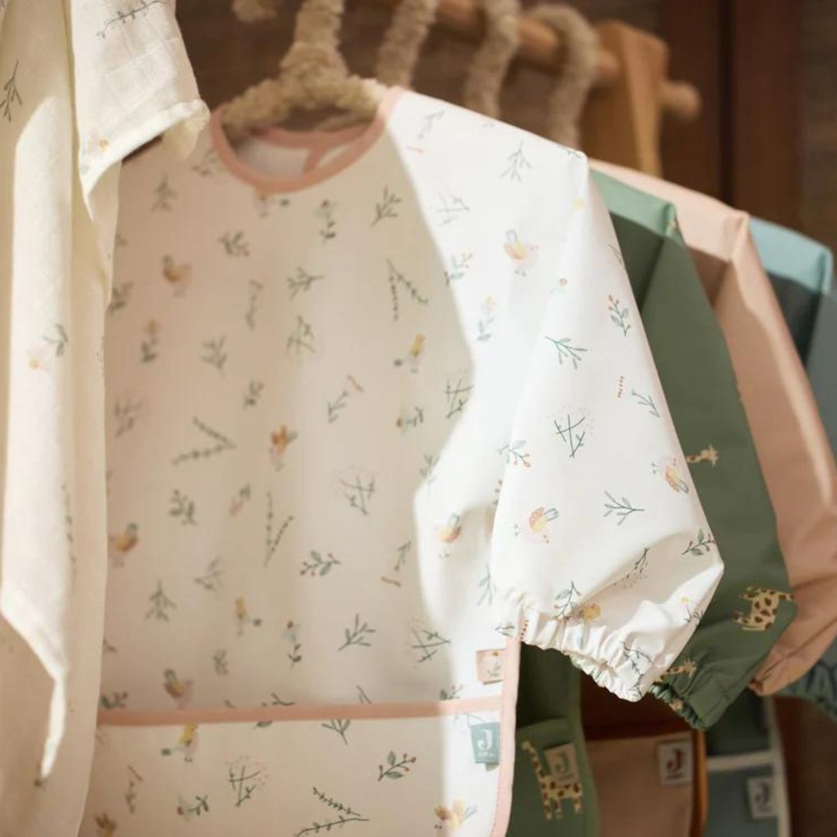 De waterproof mouwslab lovely birds van Jollein beschermt kleertjes met een speelse vogel-print. Met lange mouwen, opvangrand en verstelbare sluiting. Perfect voor elke maaltijd. VanZus