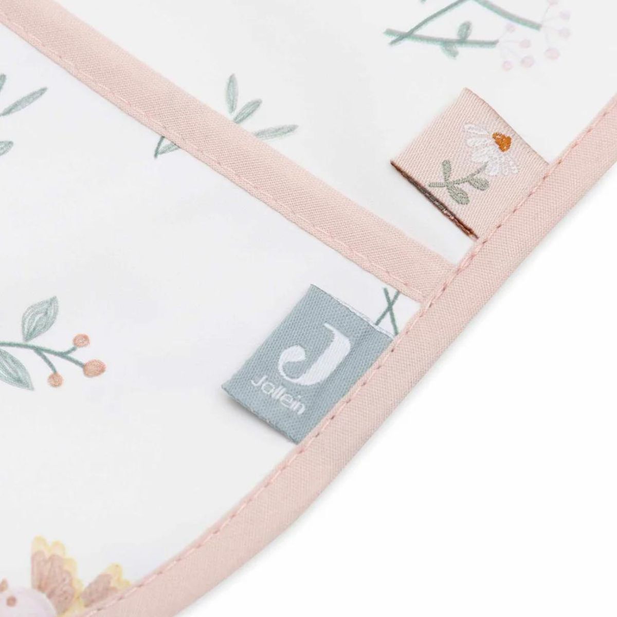 De waterproof mouwslab lovely birds van Jollein beschermt kleertjes met een speelse vogel-print. Met lange mouwen, opvangrand en verstelbare sluiting. Perfect voor elke maaltijd. VanZus