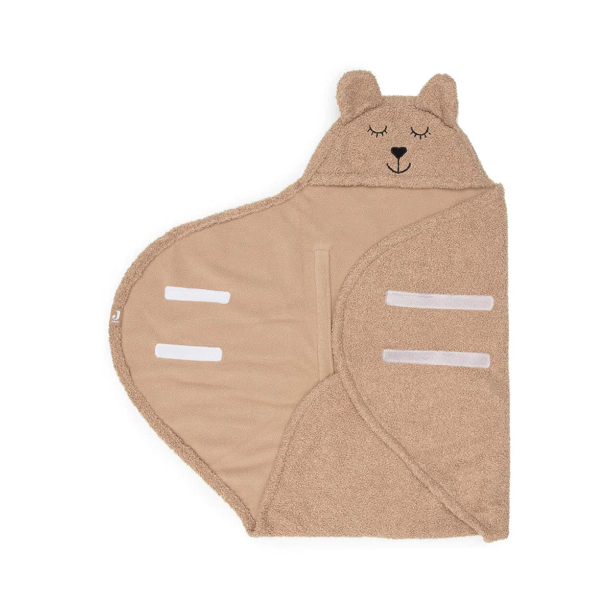 Wikkel je kleintje in deze te schattige wikkeldeken bear boucle in de kleur biscuit van het merk Jollein. Deze wikkeldeken heeft een hoge cutenessfactor, is heerlijk zacht en geeft jouw kleintje een knus en geborgen gevoel. VanZus