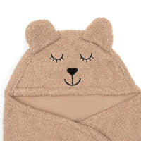 Wikkel je kleintje in deze te schattige wikkeldeken bear boucle in de kleur biscuit van het merk Jollein. Deze wikkeldeken heeft een hoge cutenessfactor, is heerlijk zacht en geeft jouw kleintje een knus en geborgen gevoel. VanZus