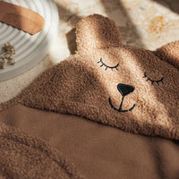 Wikkel je kleintje in deze te schattige wikkeldeken bear boucle in de kleur biscuit van het merk Jollein. Deze wikkeldeken heeft een hoge cutenessfactor, is heerlijk zacht en geeft jouw kleintje een knus en geborgen gevoel. VanZus