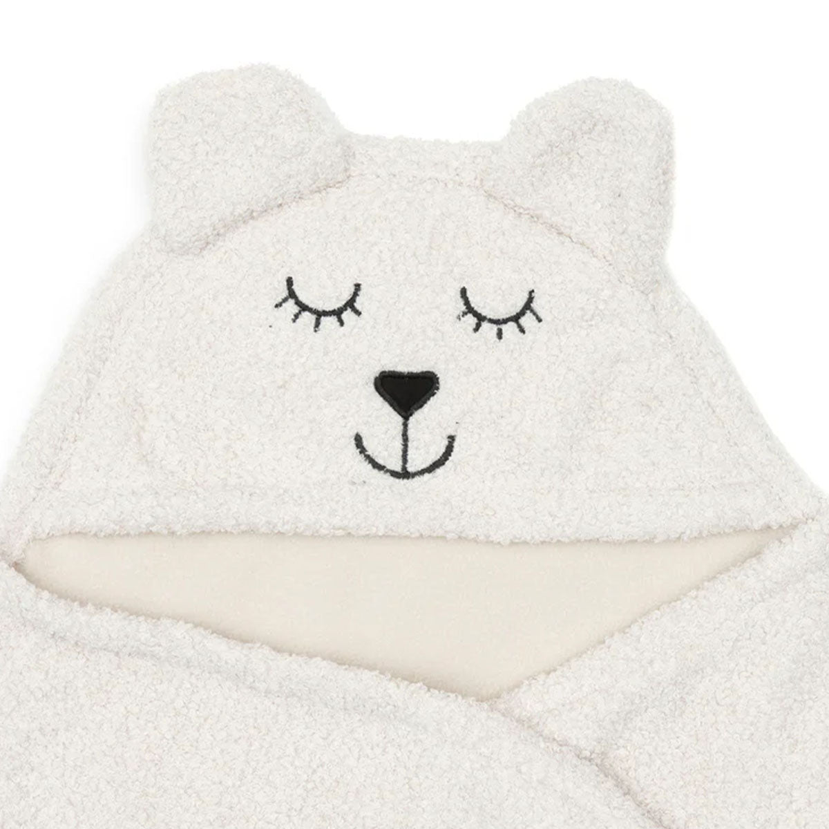 Wikkel je kleintje in deze te schattige wikkeldeken bear boucle in de kleur oatmeal van het merk Jollein. Deze wikkeldeken heeft een hoge cutenessfactor, is heerlijk zacht en geeft jouw kleintje een knus en geborgen gevoel. VanZus