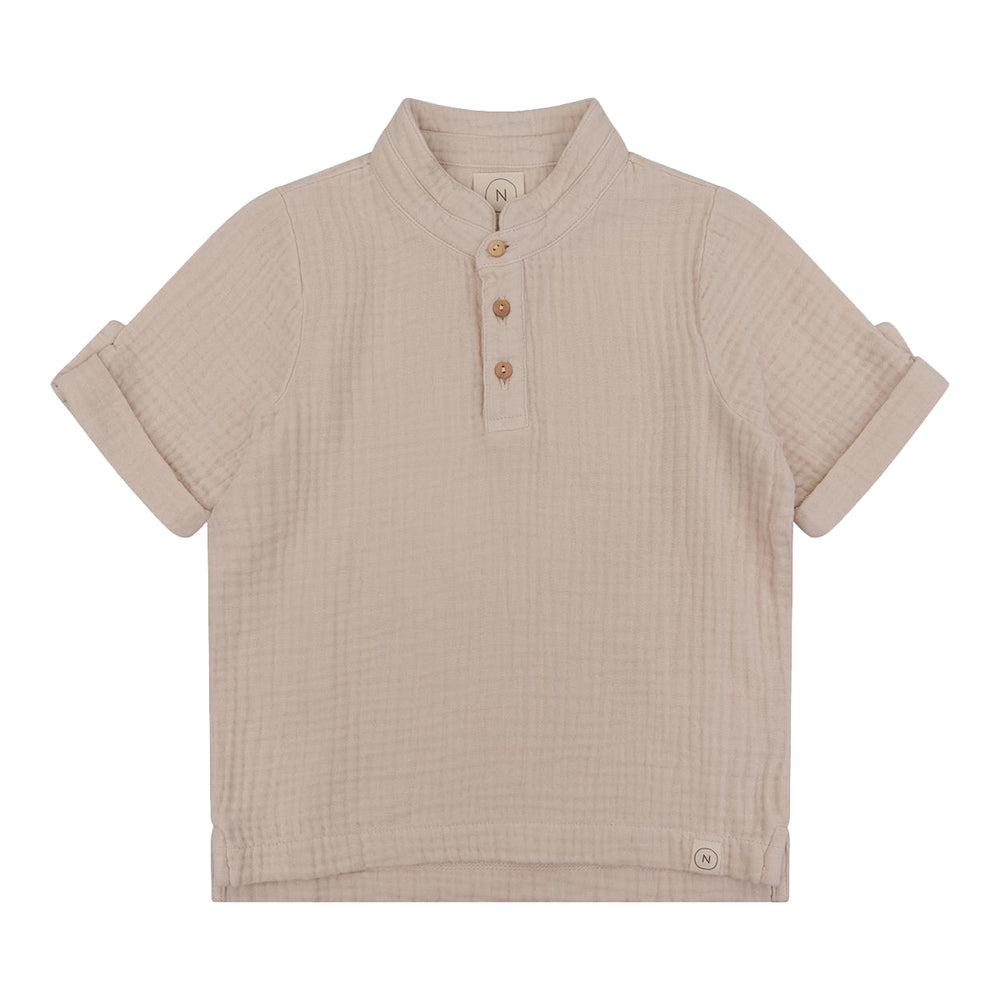 Een heerlijke polo voor je kindje vind je in de boys polo mousseline almond van Navy Natural. Gemaakt van een zachte mousseline. VanZus