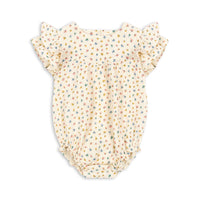 Deze leuke Konges Slojd coco romper bloomie sprinkle is de ideale basis voor elke zomerse outfit! De fijne body is gemaakt van 97% organisch katoen en 3% elastaan, wat hem stretchy maakt en super comfortabel om te dragen. VanZus