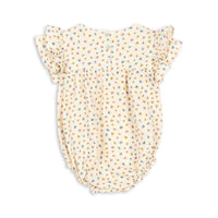 Deze leuke Konges Slojd coco romper bloomie sprinkle is de ideale basis voor elke zomerse outfit! De fijne body is gemaakt van 97% organisch katoen en 3% elastaan, wat hem stretchy maakt en super comfortabel om te dragen. VanZus