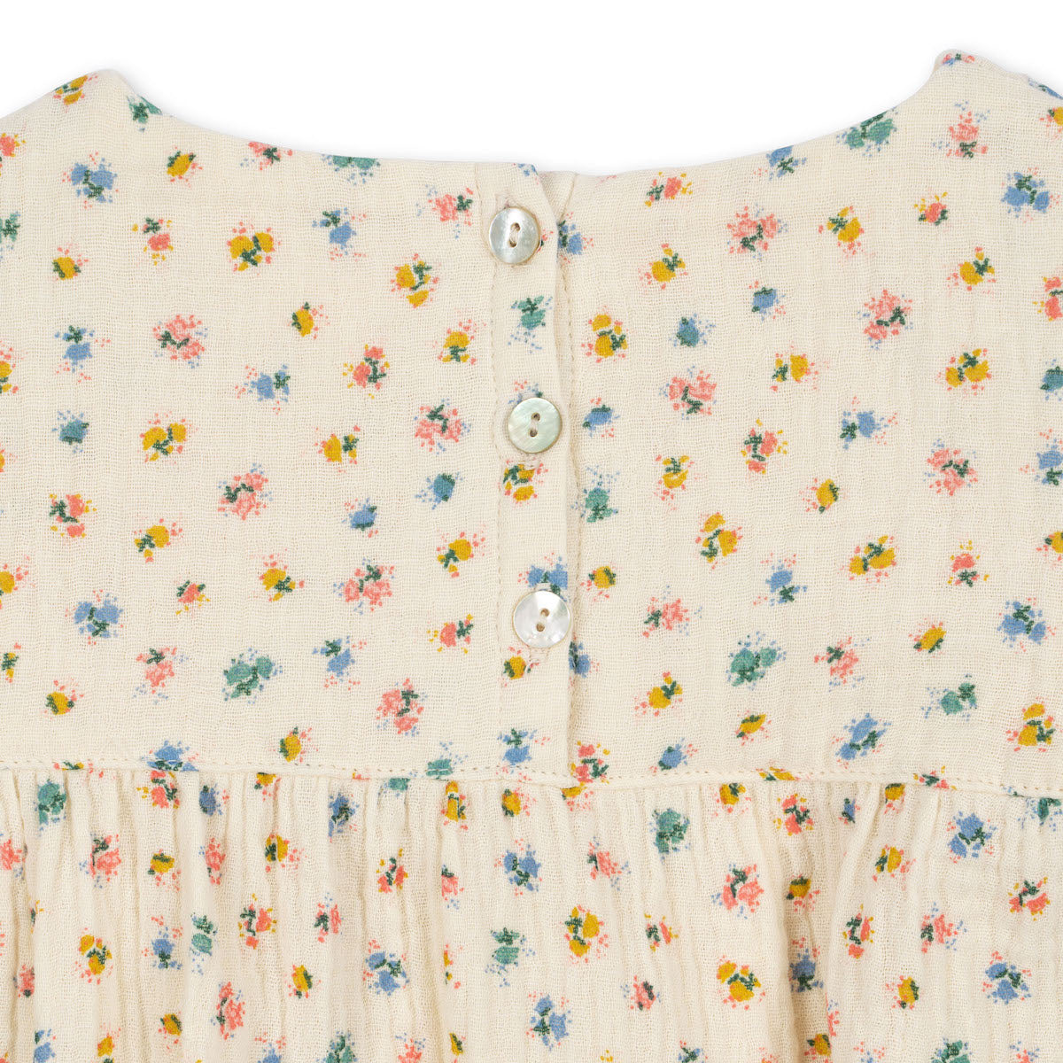 Deze leuke Konges Slojd coco romper bloomie sprinkle is de ideale basis voor elke zomerse outfit! De fijne body is gemaakt van 97% organisch katoen en 3% elastaan, wat hem stretchy maakt en super comfortabel om te dragen. VanZus