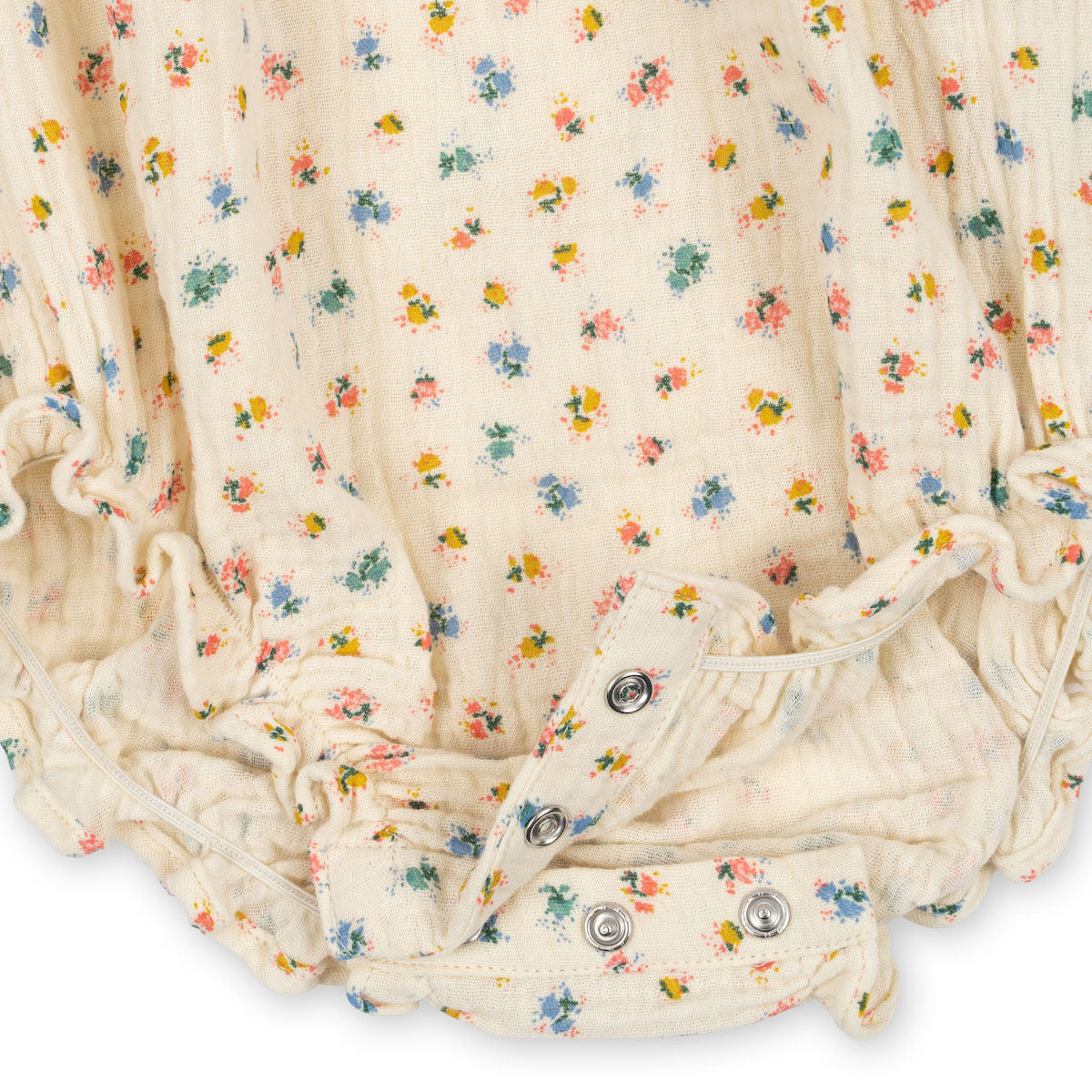 Deze leuke Konges Slojd coco romper bloomie sprinkle is de ideale basis voor elke zomerse outfit! De fijne body is gemaakt van 97% organisch katoen en 3% elastaan, wat hem stretchy maakt en super comfortabel om te dragen. VanZus