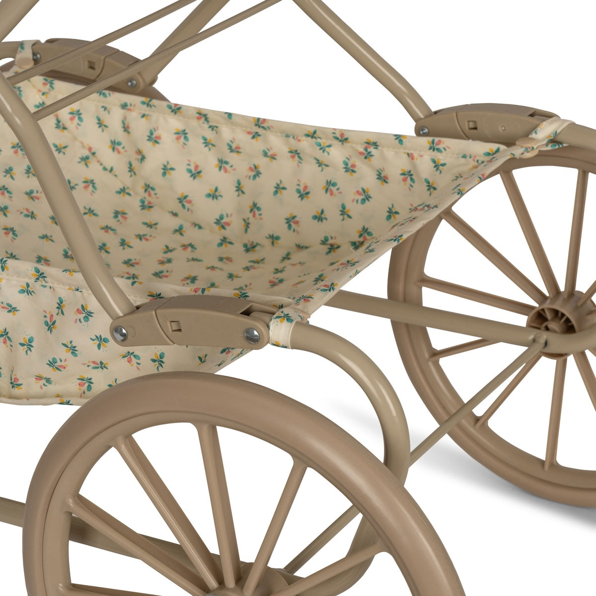 De Konges Slojd poppenwagen fleur colore heeft een vintage look en is ontworpen met vier grote wielen gemaakt van EVA materiaal voor extra stabiliteit. De kinderwagen voor poppen heeft een schattige print met bloemetjes. VanZus