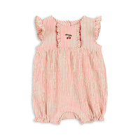 Op zoek naar een schattige romper voor je baby? Dan is de ellie ruches romper amour stripe van Konges Slojd een perfecte keuze.  De gestreepte romper heeft een rode kleur en een print van een kers op de voorzijde. De mouwen en het voorpand zijn afgewerkt met ruches en de romper heeft korte elastische pijpen.