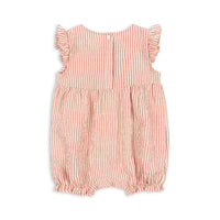 Op zoek naar een schattige romper voor je baby? Dan is de ellie ruches romper amour stripe van Konges Slojd een perfecte keuze.  De gestreepte romper heeft een rode kleur en een print van een kers op de voorzijde. De mouwen en het voorpand zijn afgewerkt met ruches en de romper heeft korte elastische pijpen.