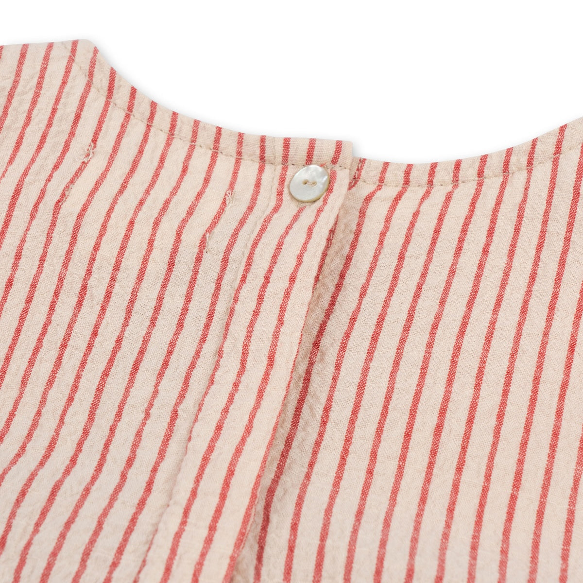 Op zoek naar een schattige romper voor je baby? Dan is de ellie ruches romper amour stripe van Konges Slojd een perfecte keuze.  De gestreepte romper heeft een rode kleur en een print van een kers op de voorzijde. De mouwen en het voorpand zijn afgewerkt met ruches en de romper heeft korte elastische pijpen.