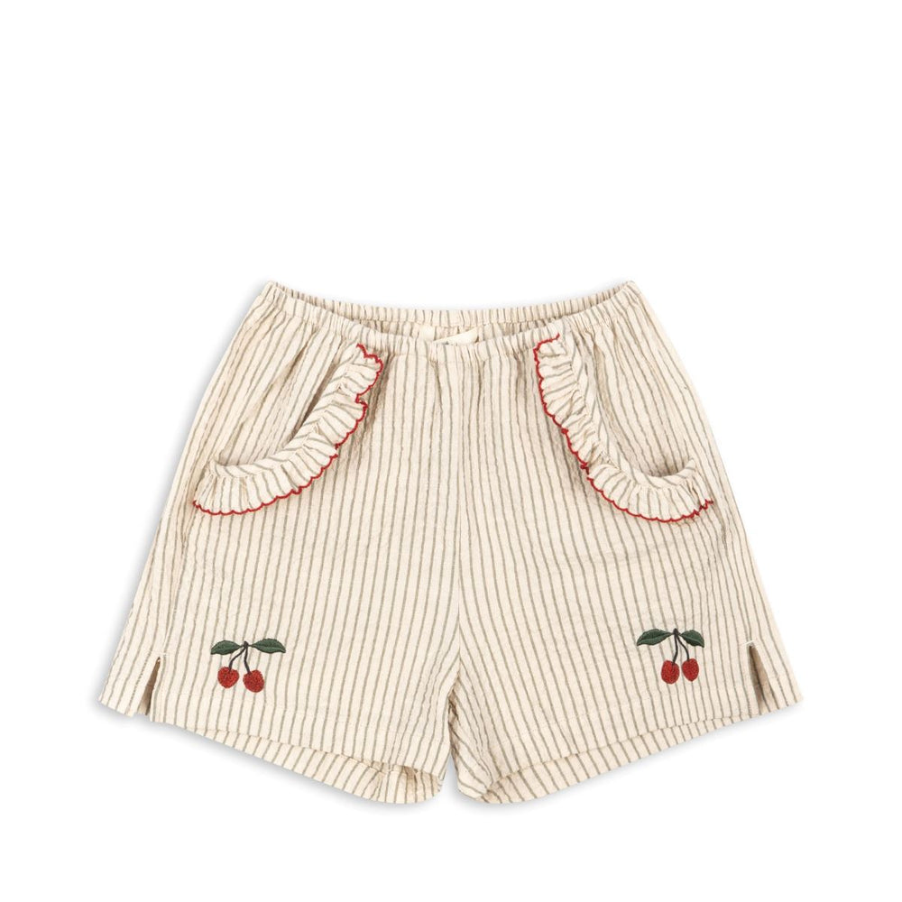 Wat een mooi broekje! Met de ellie ruches shorts tea stripe van Konges Slojd is jouw kind klaar voor de zomer. Het broekje is te combineren met het ruches topje in dezelfde print! VanZus
