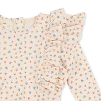 Met&nbsp;de Konges Slojd manuca frill onesie bloomie sprinkle is jouw kindje helemaal klaar voor de zomer! Met dit leuke drijfpak blijft je kindje drijven in het water én je kindje wordt beschermd tegen de zon tot wel factor 50. Deze leuke onesie is gemaakt voor zonnige dagen en veel waterpret.