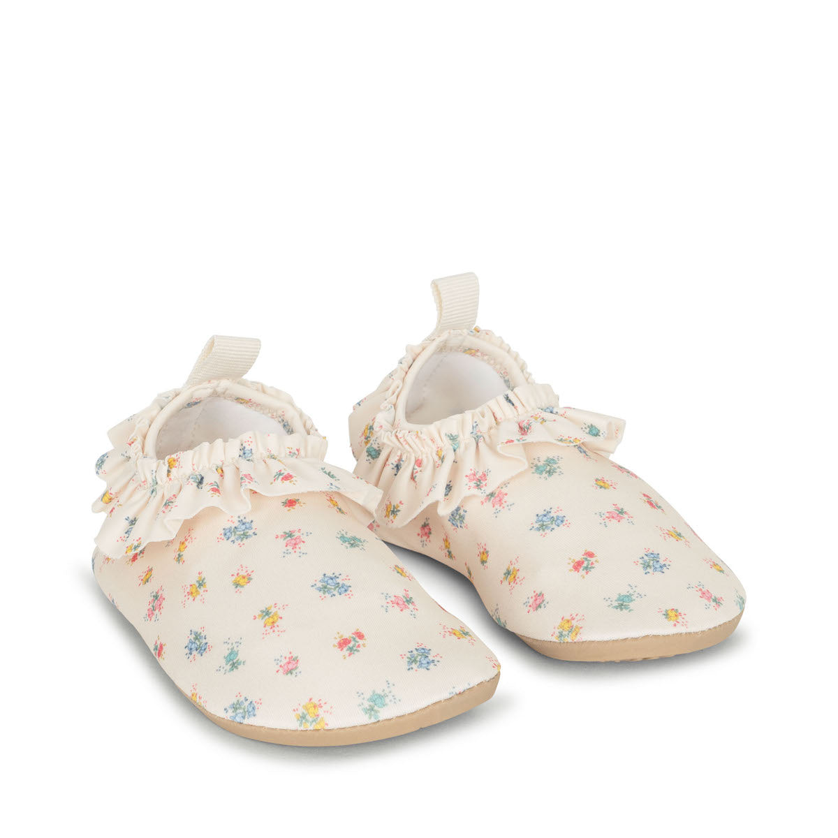 De perfecte zwemschoentjes voor deze zomer! Deze Konges Slojd manuca frill zwemschoenen bloomie sprinkle beschermen de voetjes van je kleintje op het strand of in het zwembad en voorkomen dat hij of zij uitglijdt. VanZus