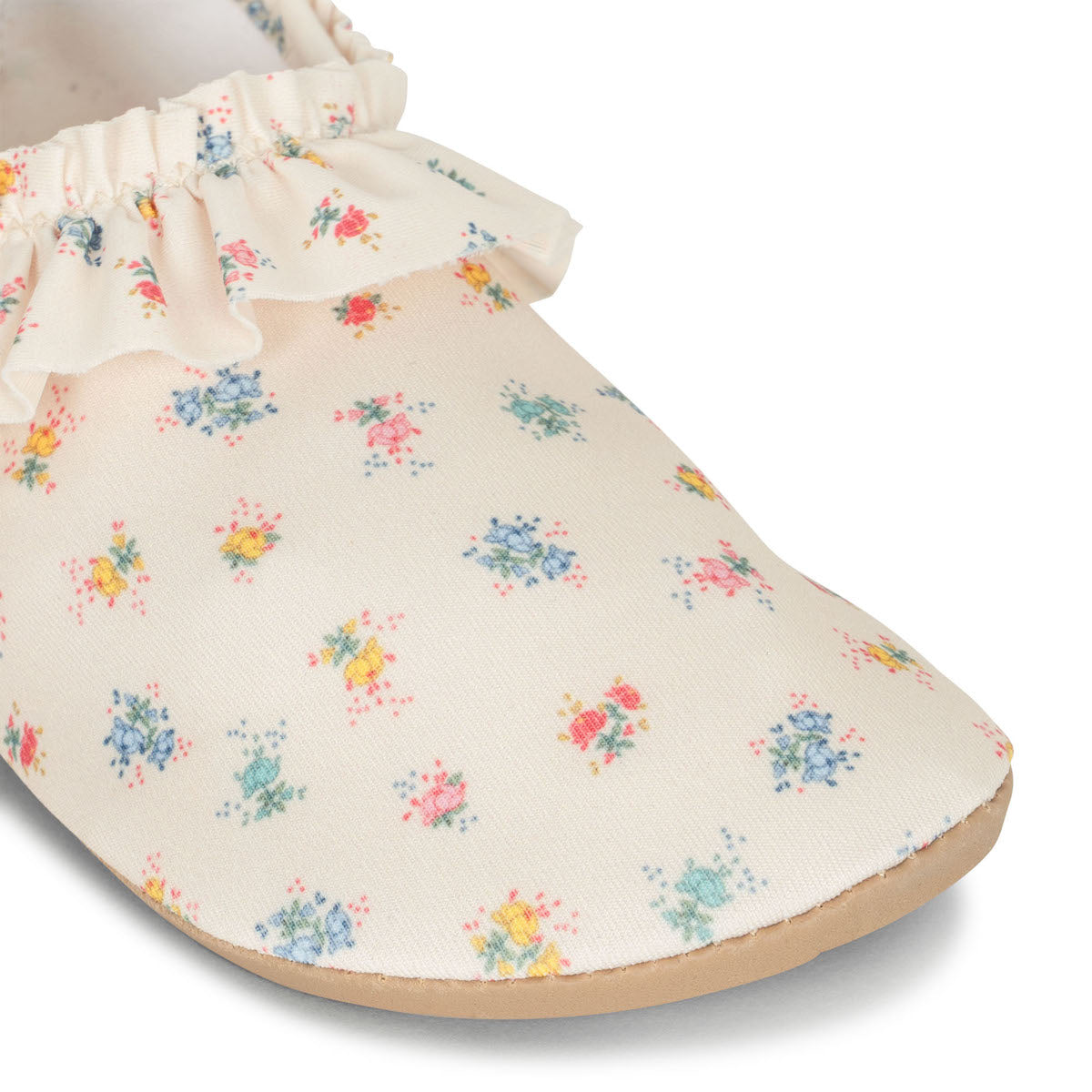 De perfecte zwemschoentjes voor deze zomer! Deze Konges Slojd manuca frill zwemschoenen bloomie sprinkle beschermen de voetjes van je kleintje op het strand of in het zwembad en voorkomen dat hij of zij uitglijdt. VanZus