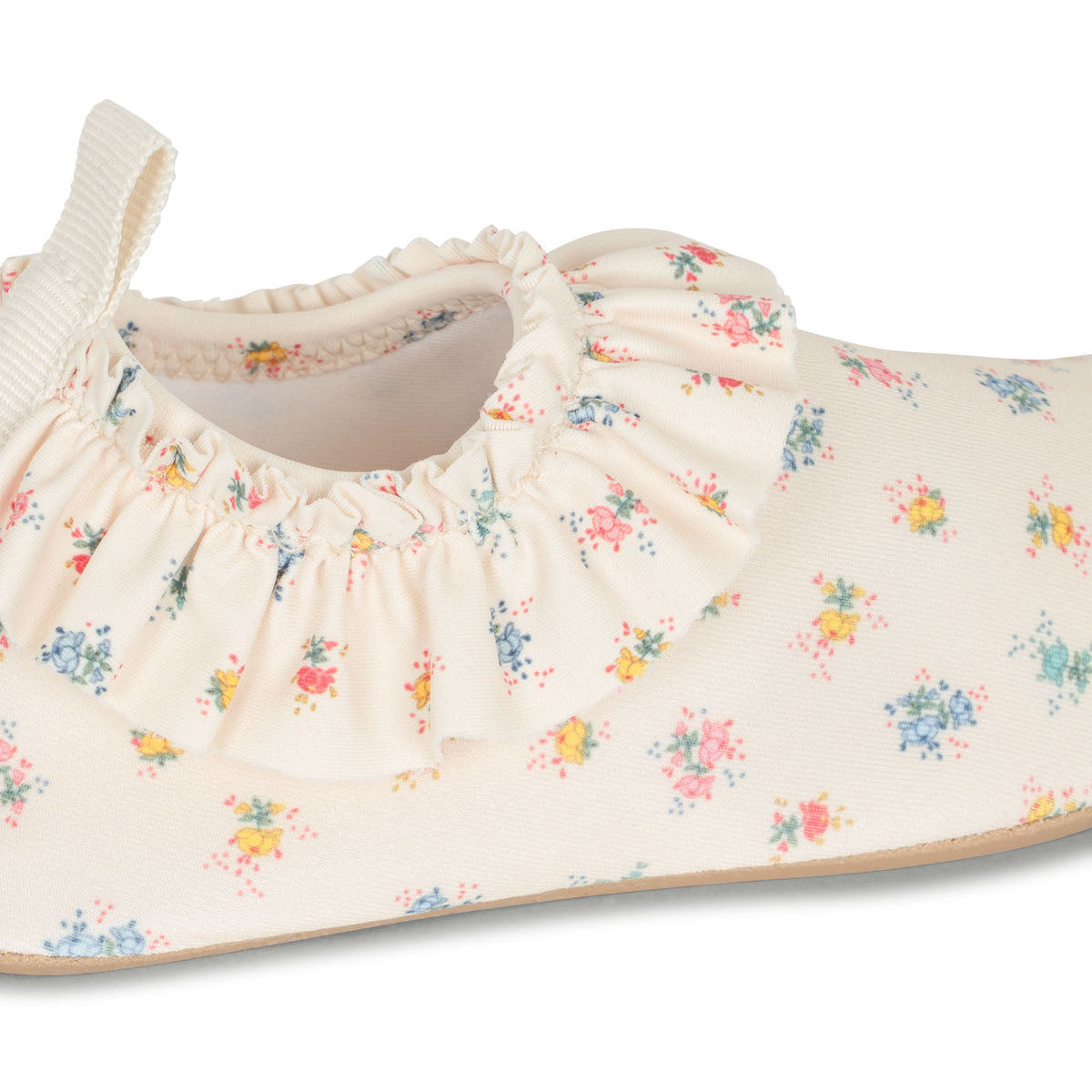 De perfecte zwemschoentjes voor deze zomer! Deze Konges Slojd manuca frill zwemschoenen bloomie sprinkle beschermen de voetjes van je kleintje op het strand of in het zwembad en voorkomen dat hij of zij uitglijdt. VanZus