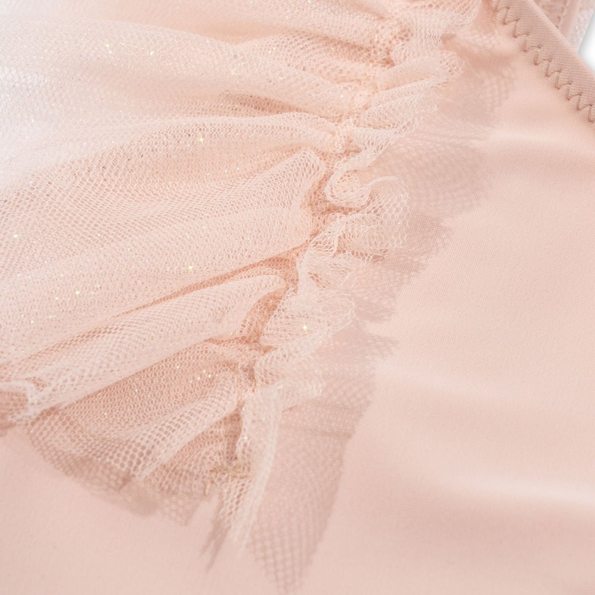 Dit geweldige strut badpak in cameo rose is net een ballerinapakje! Het zal dan ook een favoriet item van jouw kleintje worden! Dit badpak heeft een mooie roze kleur een schattige print met een kers. Wat dit badpak zo speciaal maakt, is dat de mouwtjes gemaakt zijn van tule. 