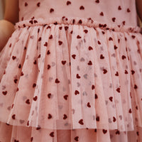 Ben je op zoek naar een schattig jurkje voor jouw kleine meid? Dan is dit leuke jurkje een must have voor in de kledingkast. De Konges Slojd jurk veludo coeur ziet er namelijk superschattig uit! De rok heeft een mooie roze kleur en is bezaaid met rode hartjes. VanZus