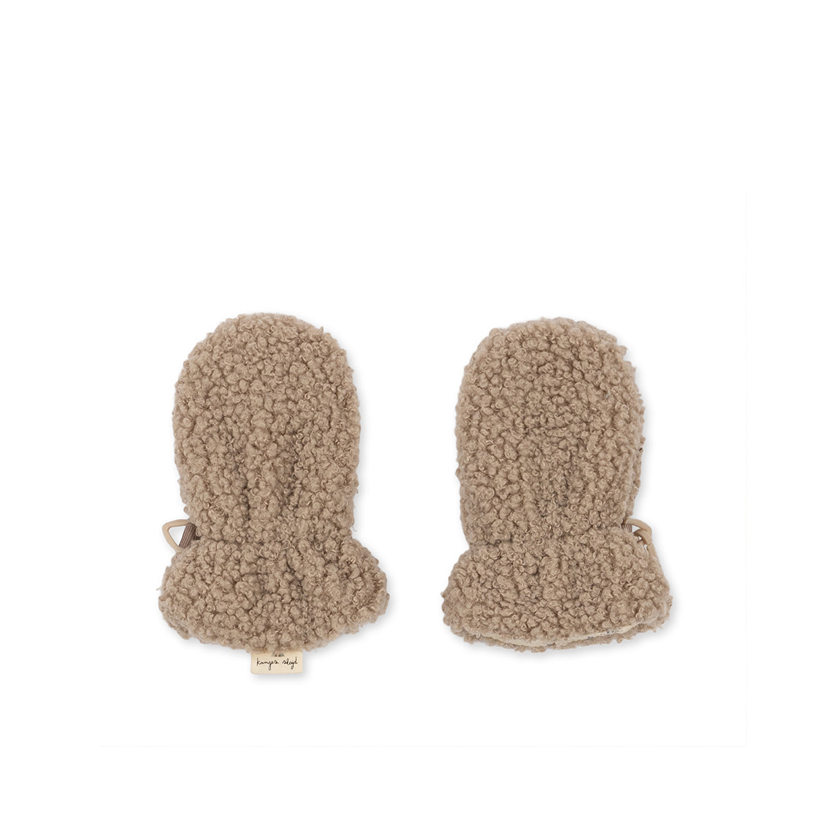 Met deze superschattige teddy wanten van Konges Slojd zal jouw kindje tijdens de koudere dagen geen koude handjes meer hebben. De zachte en warme wanten van teddy met een fleece voering houden de handen van je kindje namelijk heerlijk warm én zien er super schattig uit! VanZus