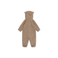 Jouw kindje is warm, zacht en comfortabel met deze superschattige onesie van Konges Slojd. De grizz teddy onesie in de kleur oxford tan heeft een warme teddy stof aan de buitenkant en een katoenen voering met leuke print. VanZus