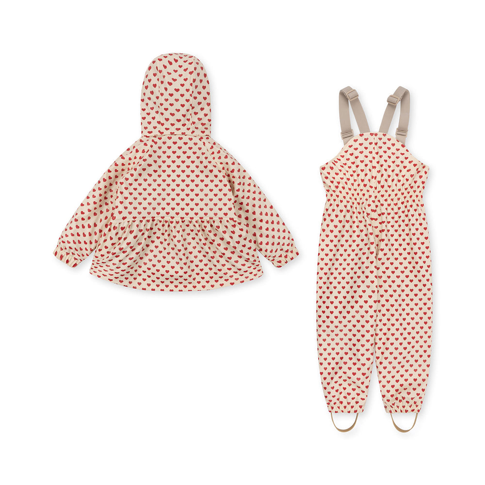 Is het grauw buiten? Deze regenset van Konges Slojd in de print coeur rouge houdt je kleintje droog wanneer het regent. Het regenpak heeft een superschattige hartjesprint en zit dankzij de fleece voering ook nog eens heerlijk comfortabel en warm! VanZus