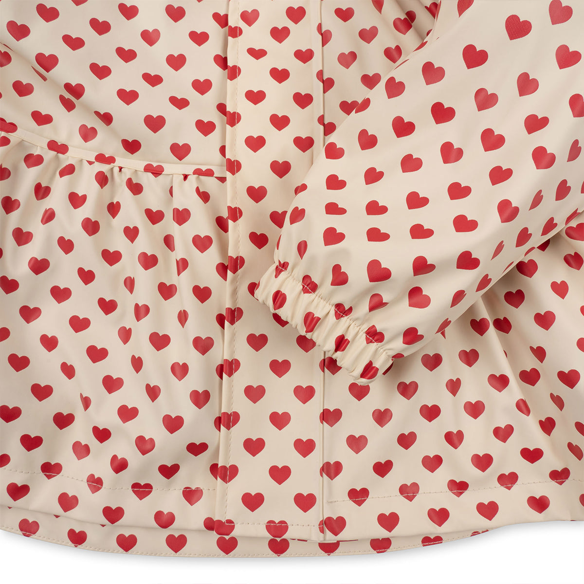 Is het grauw buiten? Deze regenset van Konges Slojd in de print coeur rouge houdt je kleintje droog wanneer het regent. Het regenpak heeft een superschattige hartjesprint en zit dankzij de fleece voering ook nog eens heerlijk comfortabel en warm! VanZus