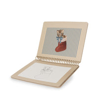 Het magic waterboek christmas red van Konges Slojd is een magisch waterboek om te kleuren met een penseel en water gemaakt van FSC-gecertificeerd papier. Inclusief zes herbruikbare pagina’s en een hervulbaar penseel. VanZus