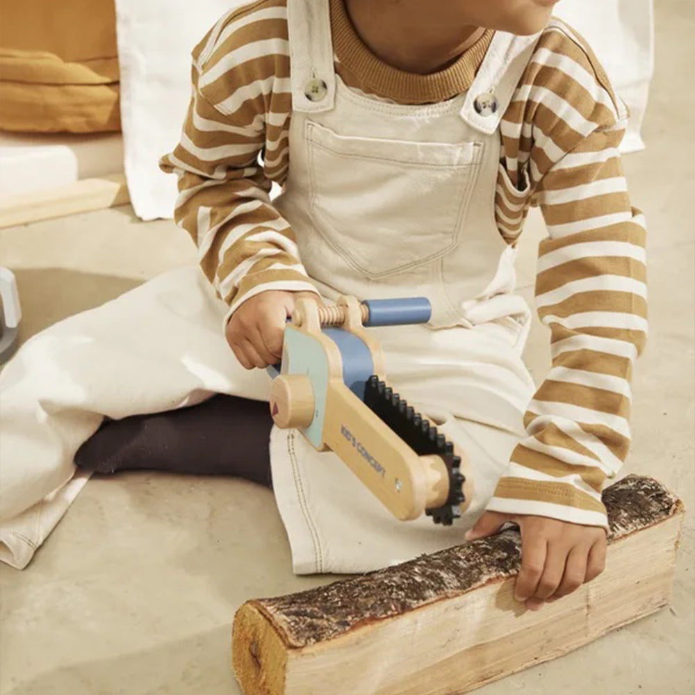 Laat jouw kleine klusser zich helemaal uitleven met de Kid's Concept houten kettingzaag! Kleur blauw, geschikt vanaf 3 jaar, met denkbeeldige aan- en uitknop. Een stoere, veilige speelgoedkettingzaag. VanZus