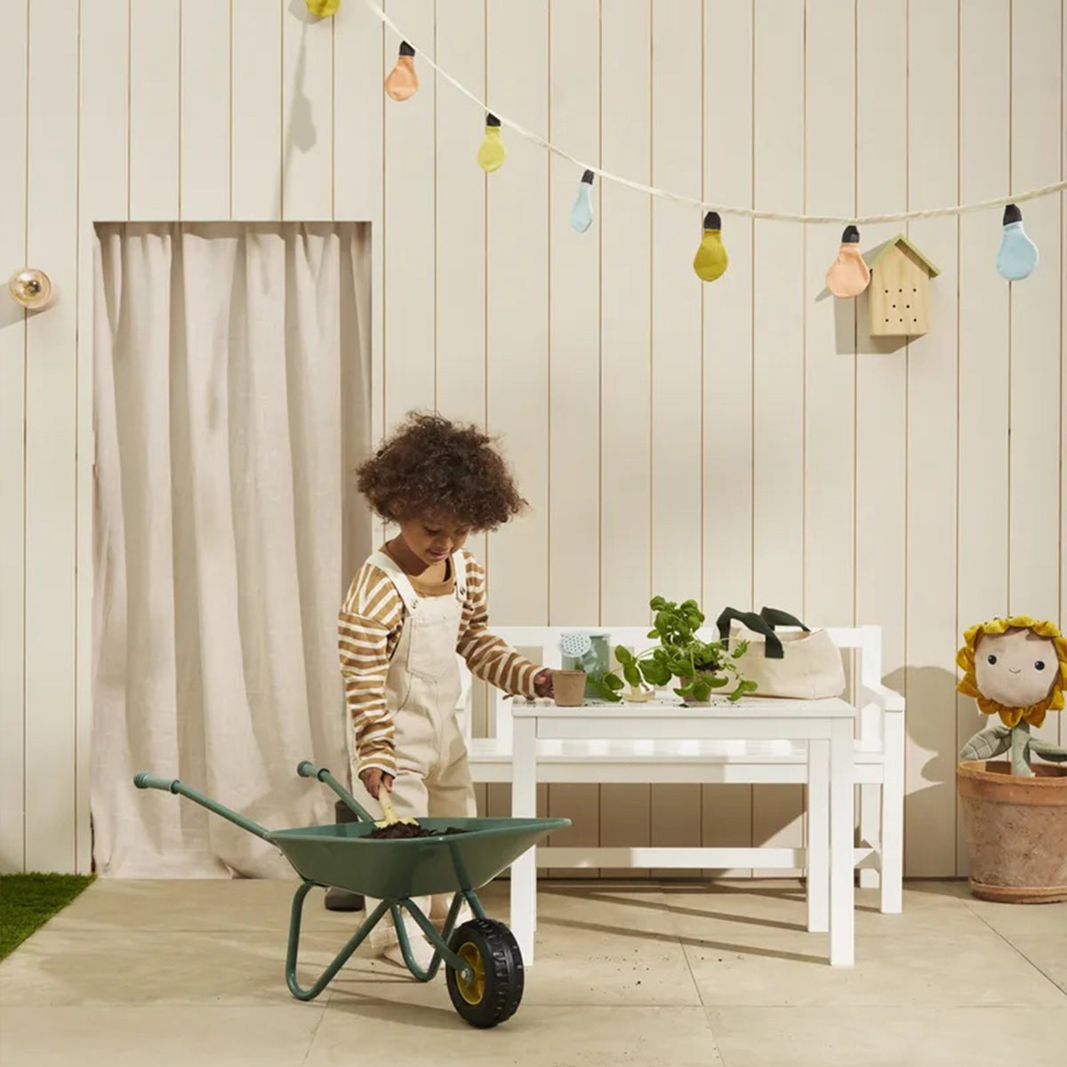 Buitenspelen of tuinieren met de Kid's Concept kruiwagen! Stevige kruiwagen, comfortabele grip in kleur groen. Ideaal voor het vervoeren van tuinafval of speelgoed. Combineer met ander tuingereedschap! VanZus