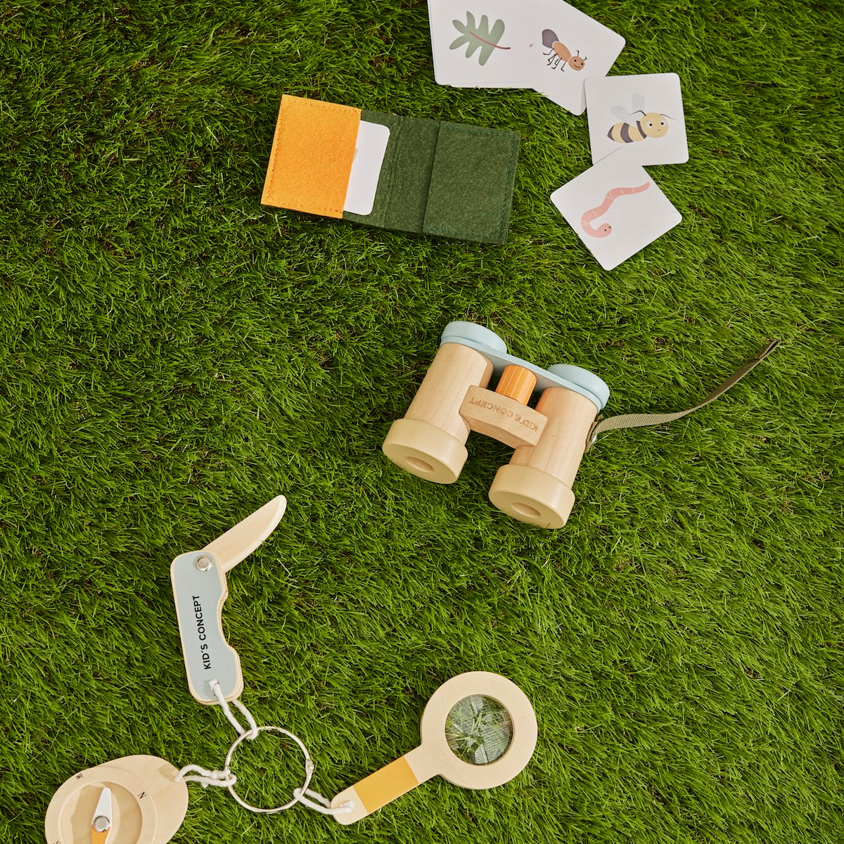 Op pad met de natuur ontdekkingsset van Kid’s Concept! Deze set bevat alles voor avontuurlijke kinderen: dierenkaartjes, vergrootglas, zakmes, kompas, verrekijker en handig mapje. Veilig en kindvriendelijk. VanZus