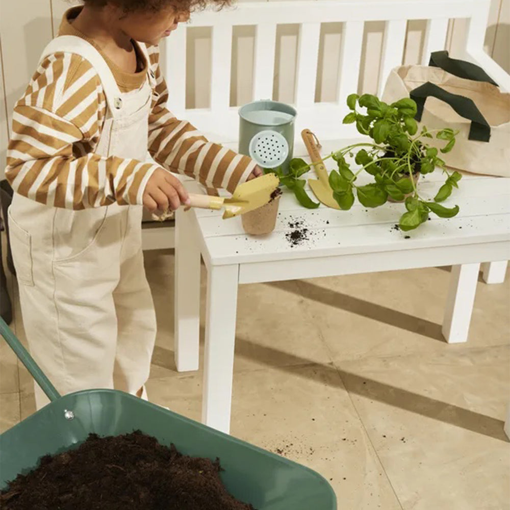 De Kid’s Concept tuingereedschap set is een must-have voor kleine tuiniers! 2 scheppen en een hark, gemaakt van robuust hout en metaal. Perfect voor tuinieren. Combineer het met andere tuinaccessoires! VanZus