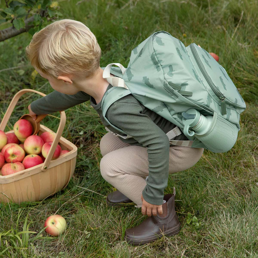 Deze leuke kinderrugzak in de kleur croco green van Done by Deer is een must have voor elke kleine avonturier! De aanpasbare schouderbanden zitten comfortabel. Ook is er een band die je kindje om zijn of haar borst kan klikken voor extra stabiliteit bij een zwarte tas. VanZus