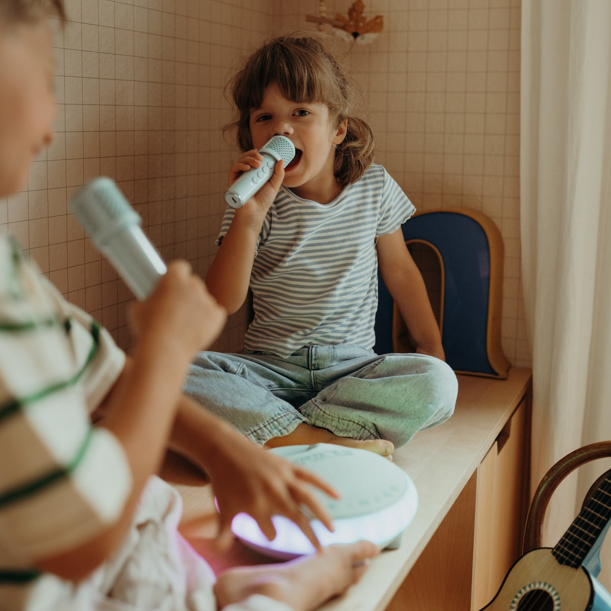 Het zingen kan beginnen met deze Kidykaraoke karaokeset met 2 microfoons van Kidywolf! Deze draagbare karaokespeaker maakt heel mooi en sterk geluid en bevat lichteffecten. VanZus