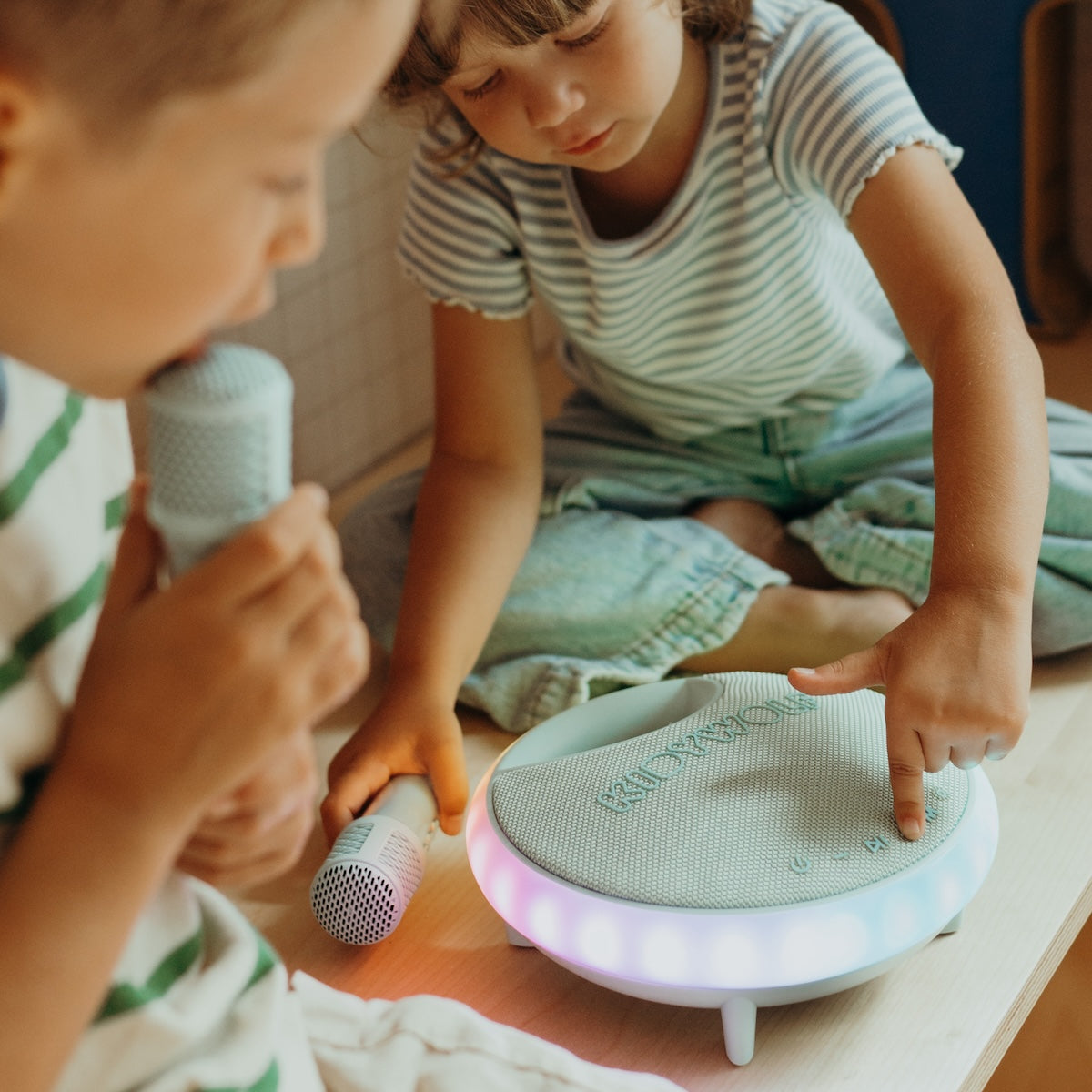 Het zingen kan beginnen met deze Kidykaraoke karaokeset met 2 microfoons van Kidywolf! Deze draagbare karaokespeaker maakt heel mooi en sterk geluid en bevat lichteffecten. VanZus