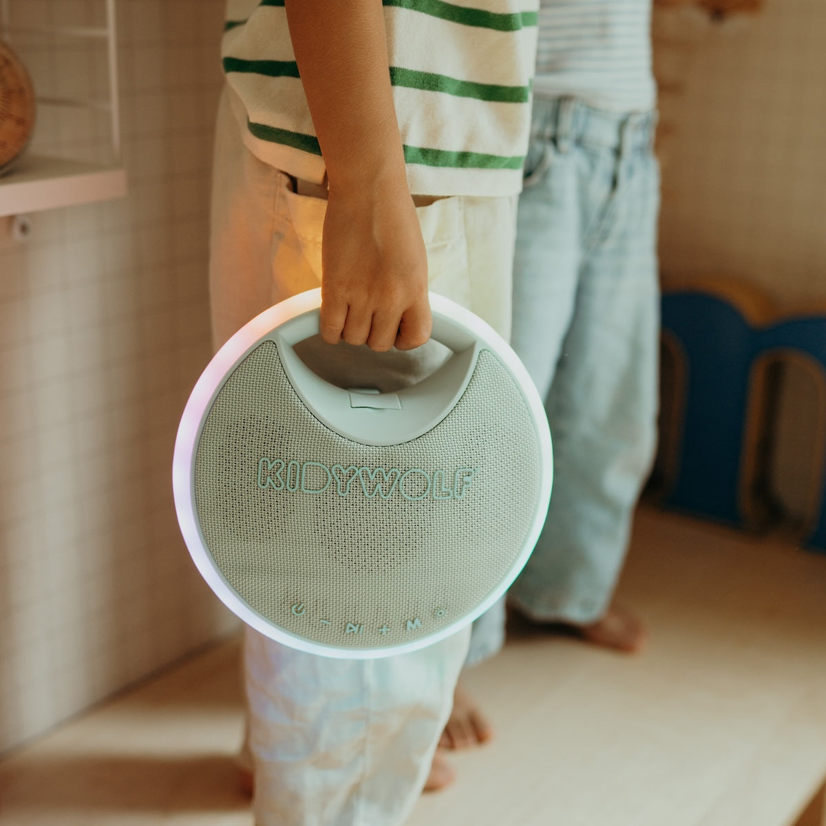 Het zingen kan beginnen met deze Kidykaraoke karaokeset met 2 microfoons van Kidywolf! Deze draagbare karaokespeaker maakt heel mooi en sterk geluid en bevat lichteffecten. VanZus