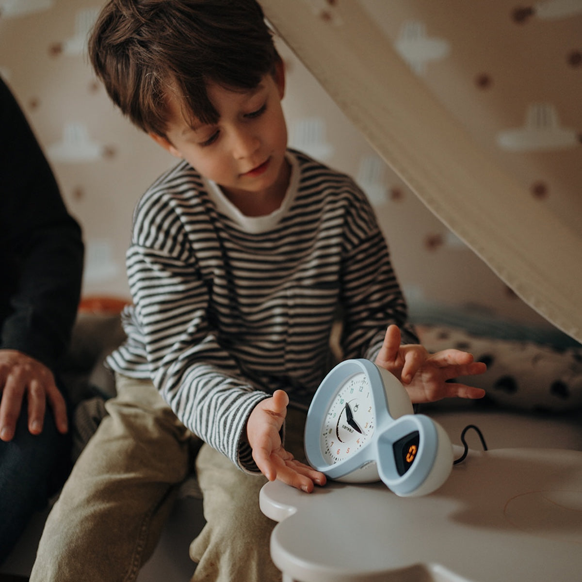 De Kidyalarm in de kleur blauw van Kidywolf is veel meer dan alleen een wekker. Het is namelijk ook een educatief hulpmiddel dat is ontworpen om kinderen te helpen de tijd te leren lezen. VanZus