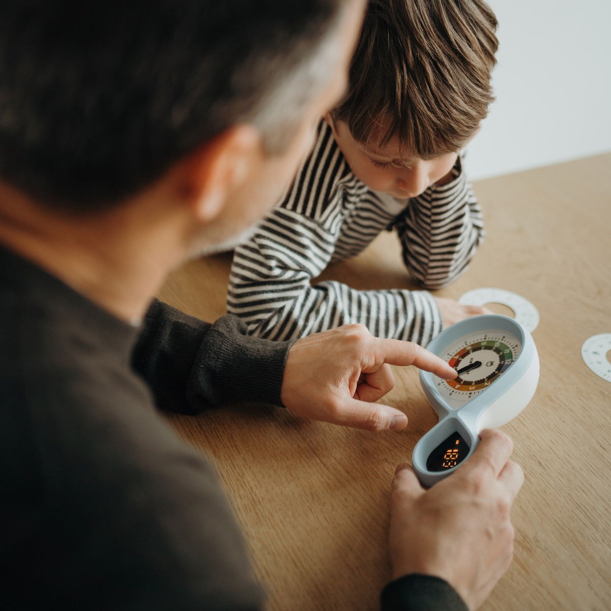 De Kidyalarm in de kleur blauw van Kidywolf is veel meer dan alleen een wekker. Het is namelijk ook een educatief hulpmiddel dat is ontworpen om kinderen te helpen de tijd te leren lezen. VanZus