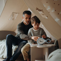 De Kidyalarm in de kleur blauw van Kidywolf is veel meer dan alleen een wekker. Het is namelijk ook een educatief hulpmiddel dat is ontworpen om kinderen te helpen de tijd te leren lezen. VanZus